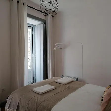 Stunning With Yard In Alfama Lisboa